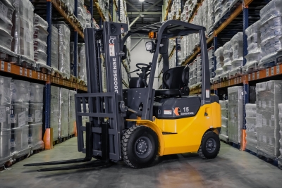 Безопасность склада при работе на вилочном погрузчике